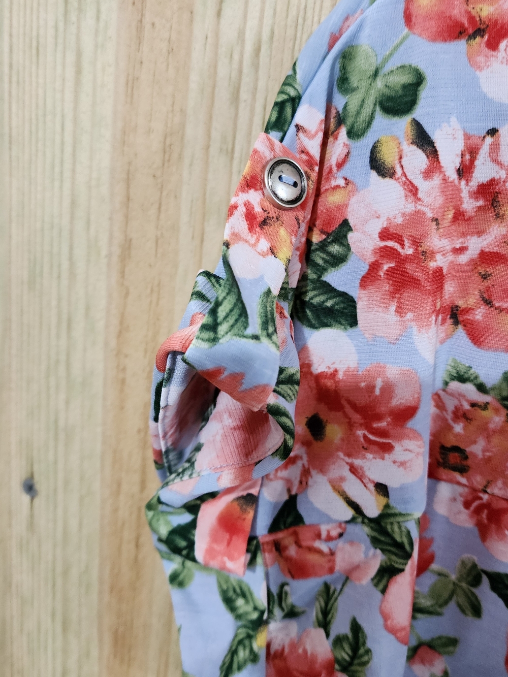 NEW Scarlett Blue Floral Short-Sleeve V-Neck Blouse. 94% Poly 6% Spandex - Picture 5 of 9